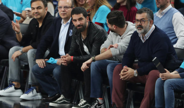 Tribünde Arda Turan sürprizi!