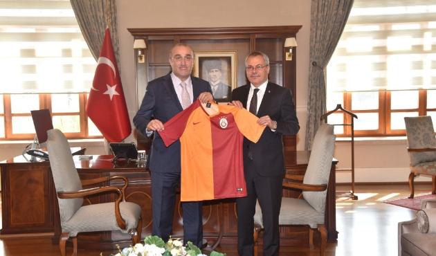 Manisa'da Abdurrahim Albayrak’tan Vali Deniz’e Galatasaray forması