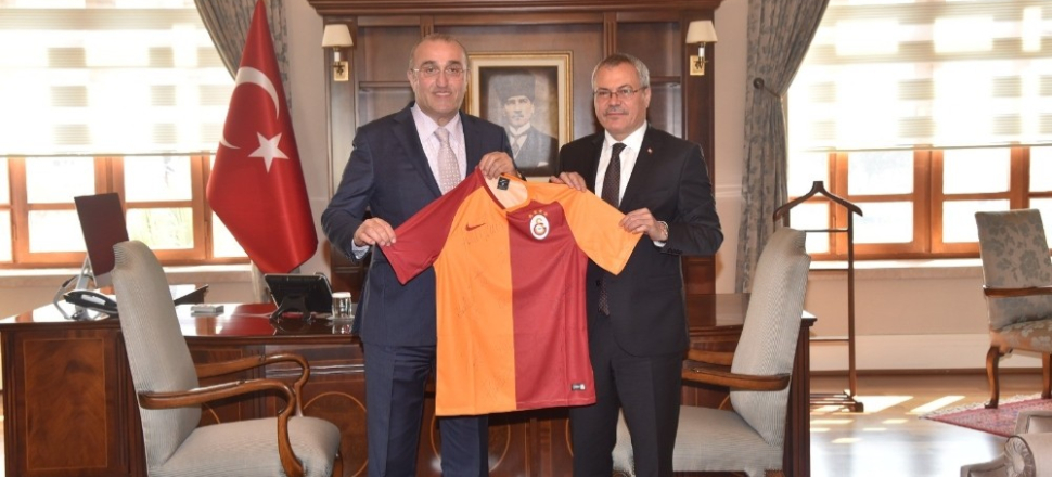 Manisa'da Abdurrahim Albayrak’tan Vali Deniz’e Galatasaray forması