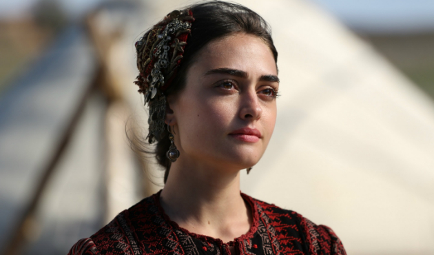 Esra Bilgiç 'estetikli' yorumlarına ateş püskürdü!