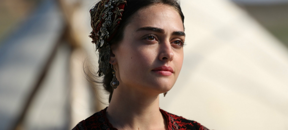 Esra Bilgiç 'estetikli' yorumlarına ateş püskürdü!