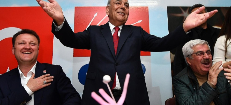 İzmir'de Başkan Aziz Kocaoğlu, iki Serdar arasında dilek tuttu