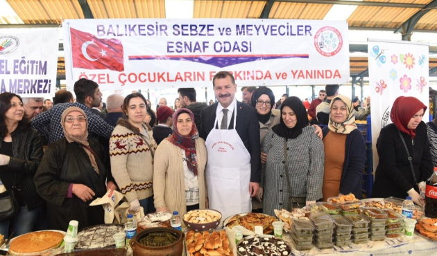 Balıkesir'de Yücel Yılmaz, tezgahta sebze meyve sattı