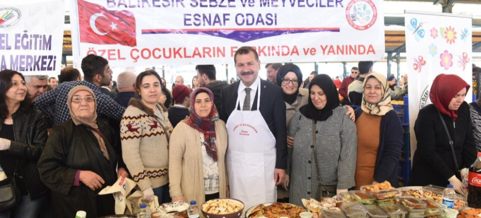 Balıkesir'de Yücel Yılmaz, tezgahta sebze meyve sattı
