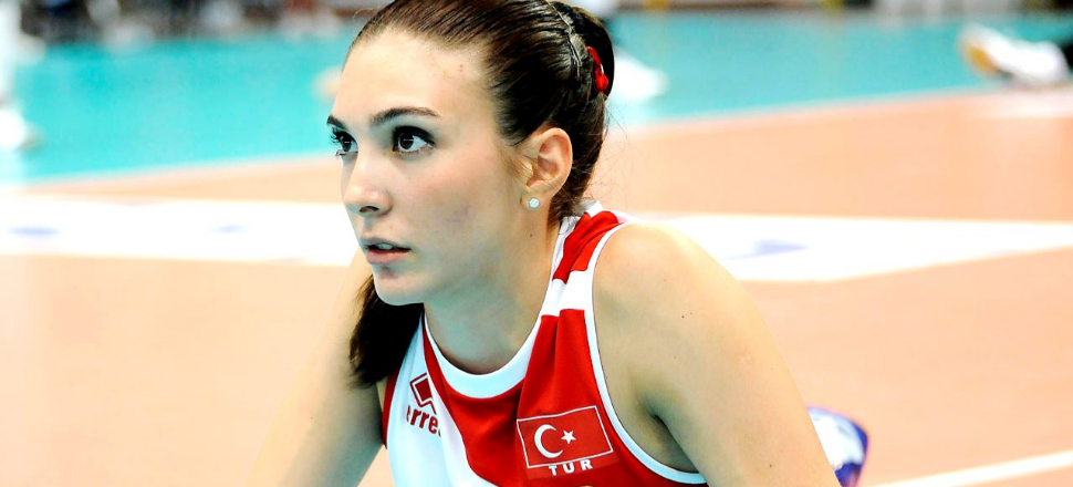 Naz Aydemir voleybola geri dönüyor!