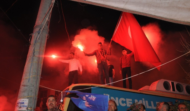 Aydın'da Başkan Adayı Nuri Güler, meşalelerle karşılandı