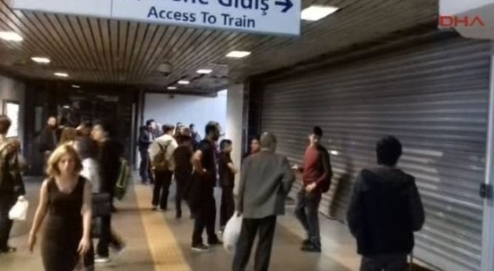 Metro seferleri bir kez daha durdu