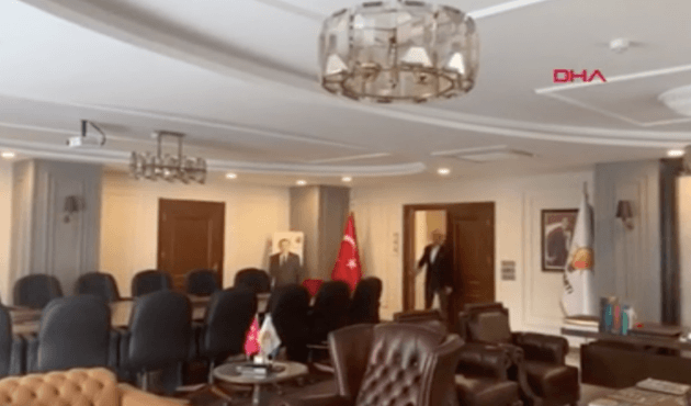 Deprem AK Parti binasında böyle hissedildi