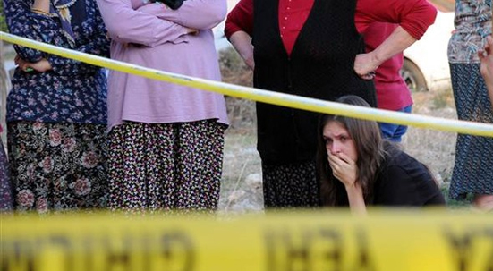 Sarımsak döveceği ve tornavida ile annesinin başını ezdi