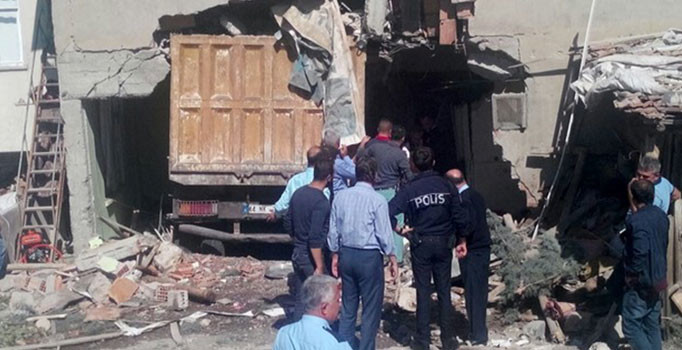Kamyon eve daldı, 7 aylık hamile kadın öldü!