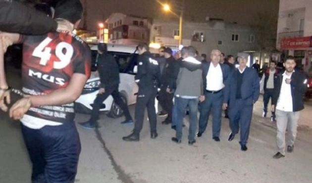 70 kişi bıçak ve satırlarla birbirine girdi!