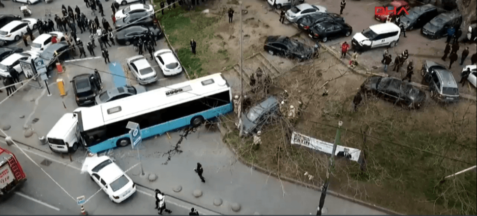 Öğretim görevlisinin ayakları koptu!