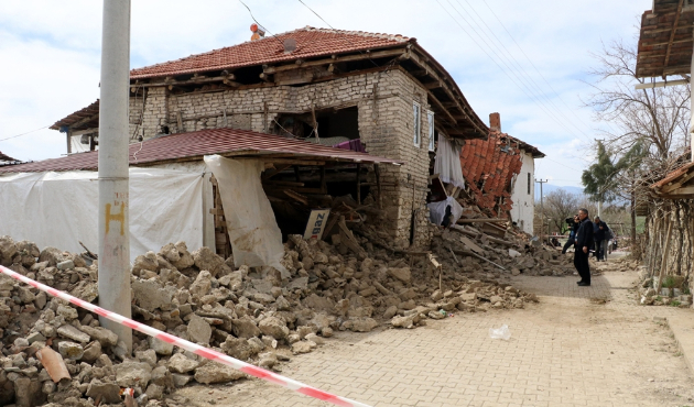 Denizli'de 278 binada hasar var...