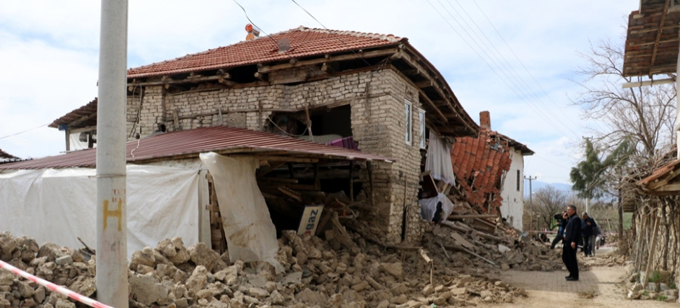 Denizli'de 278 binada hasar var...