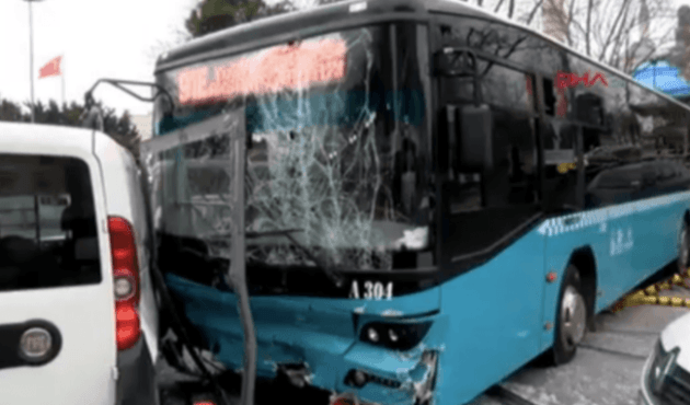 İstanbul'da halk otobüsü yayalara çarptı!