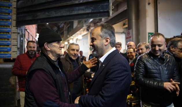 Bursa'da hal esnafı Başkan Alinur Aktaş’ı alkışlarla karşıladı