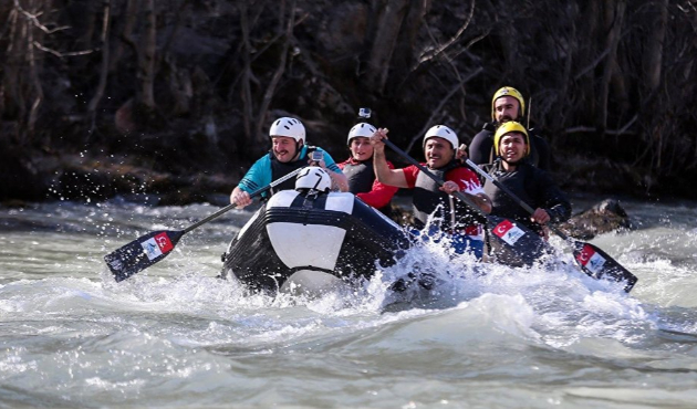 "Giremez dedikleri yerde rafting yapıyoruz!"