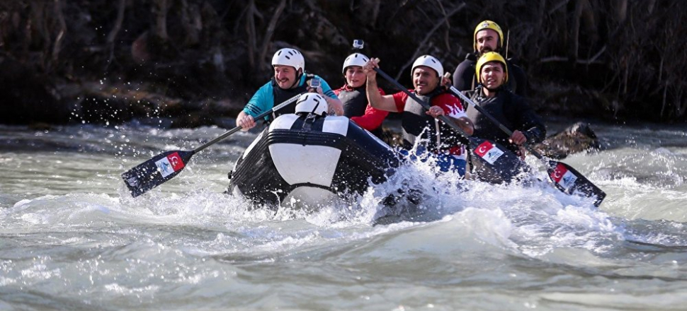 "Giremez dedikleri yerde rafting yapıyoruz!"