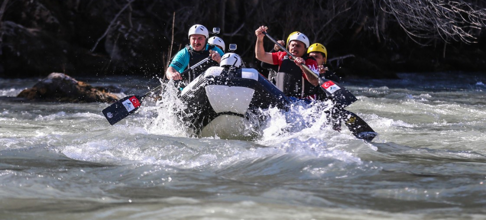 Tunceli'de Bakan Mustafa Varank'tan Munzur'da 'nevruz' raftingi