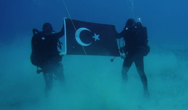Denizin altında açılan Türk bayrağı Yunan'ı gerdi!