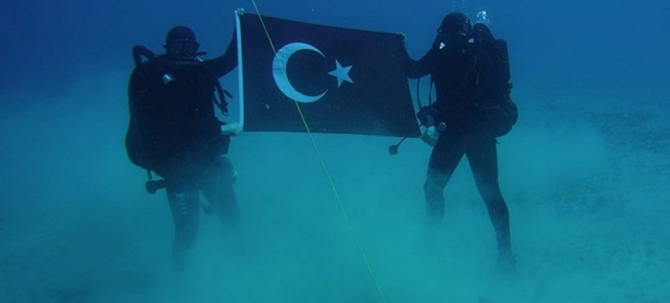 Denizin altında açılan Türk bayrağı Yunan'ı gerdi!