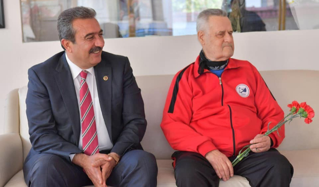 Adana'da Başkan Soner Çetin’den efsane hakemlerden İlyas Ayan’a ziyaret