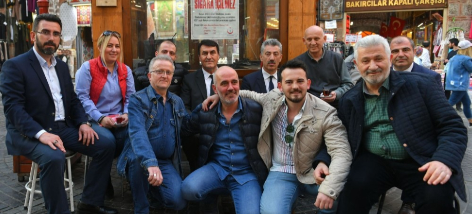 Bursa'da Mustafa Dündar esnafa Türk Bayrağı hediye etti