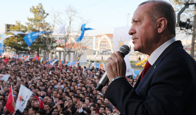 Gazi'nin annesinin başındaki örtüyü kızlarımıza çok gördüler!