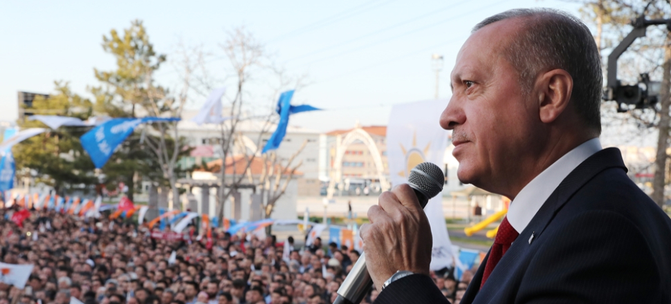 Gazi'nin annesinin başındaki örtüyü kızlarımıza çok gördüler!