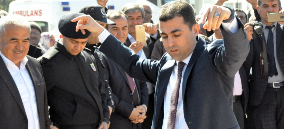 Kırşehir'de Kaymakam Murat Girgin Zeybek oynadı halk alkış tuttu