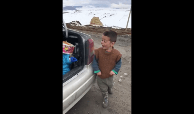 Oyuncak itfaiye aracıyla dünyalar onun oldu...