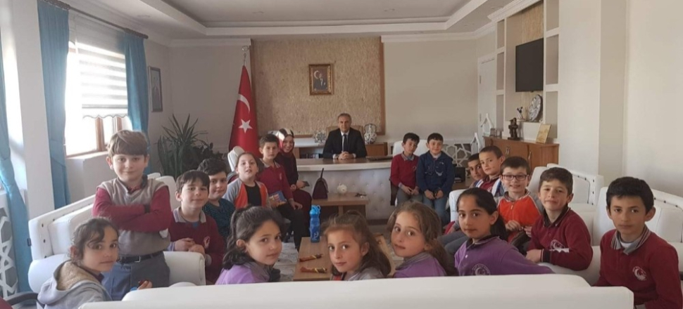 Bayburt'ta öğrenciler Kaymakam Mustafa Akın ile röportaj yaptı