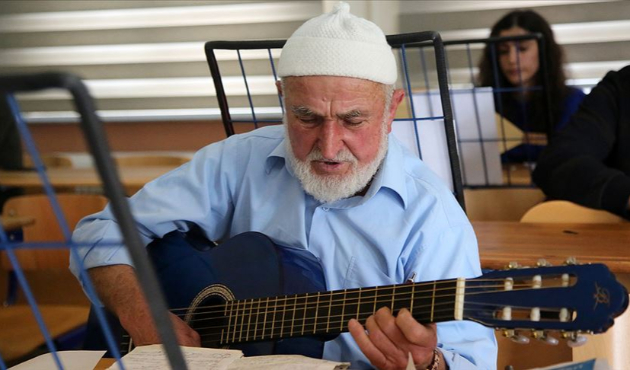 Müzik aşkı 80 yaşından sonra gitarist yaptı