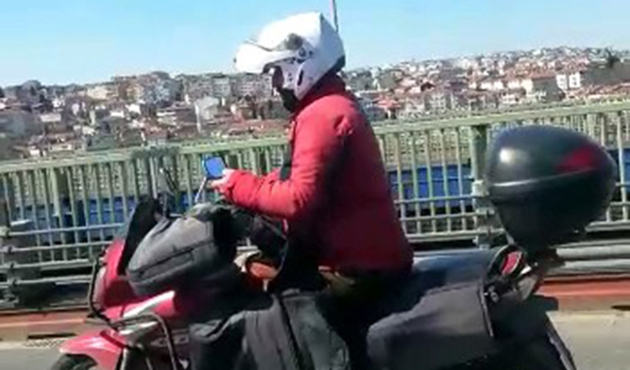 Telefonuyla ilgilenen motosikletli tehlike saçtı!