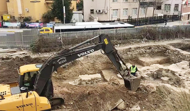 İstanbul'un en eski hamamı kepçelerle yıkıldı!