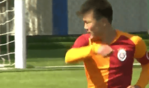Galatasaray U14 kaptanından alkış alan hareket!