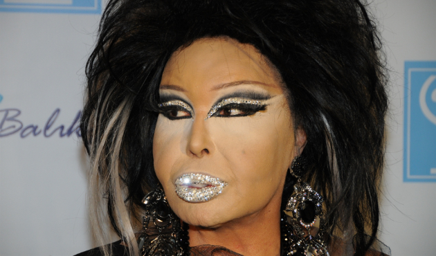Diva, sahneye çıkan hayranına mikrofonla vurdu!