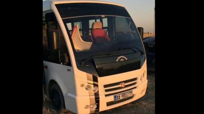 Minibüsün gizli bölmesinden çıktılar!