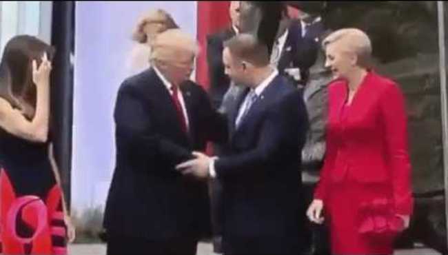 Bu kez Trump'un eli havada kaldı...