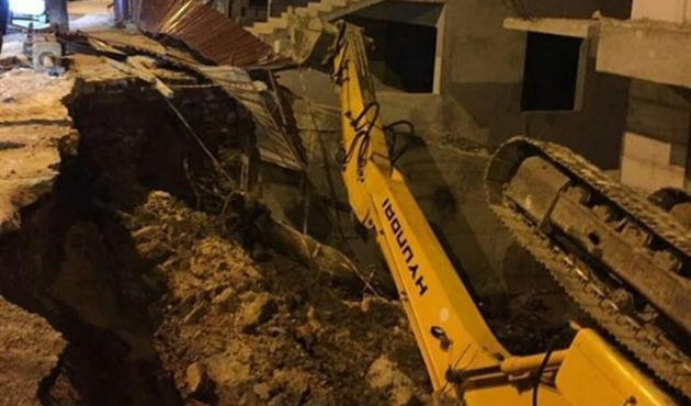 Kaldırım çöktü, iş makinesi devrildi!