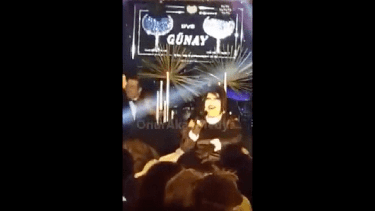 Bülent Ersoy, sahneye atlayan hayranına mikrofonuyla vurdu!