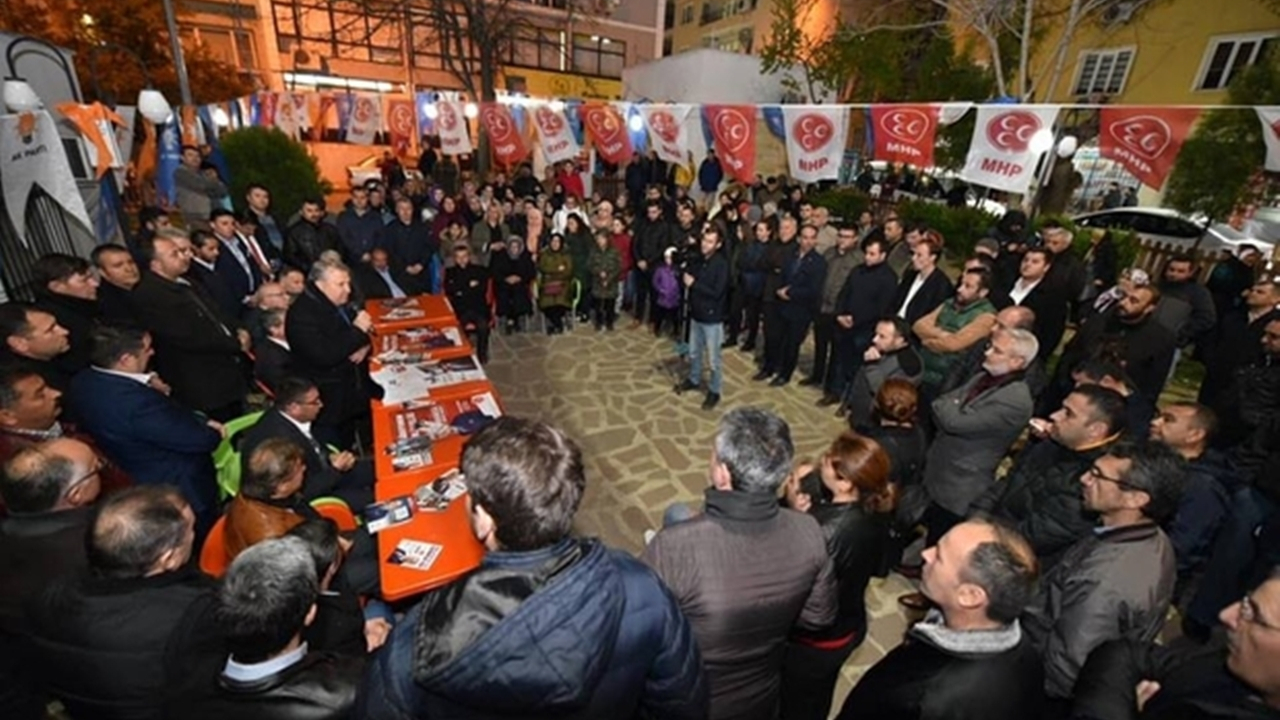 Manisa'da Başkan Mehmet Çerçi’ye havai fişekli karşılama