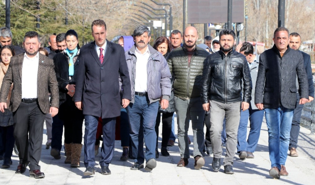 Aksaray'da Başkan adayı Özhan Türemiş, rap kliple ilgi gördü