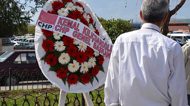 CHP'li Başkan Kılıçdaroğlu'nun çelengini kaldırttı!