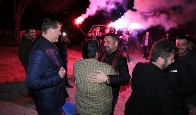 Eskişehir'de Başkan Hamid Yüzügüllü’yü pankart ve havai fişeklerle karşıladılar