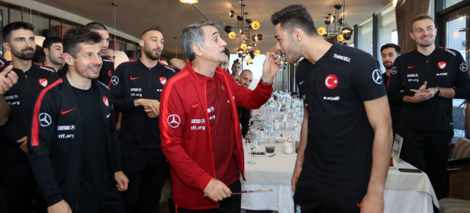 Milli Takım'da Ozan Kabak'ın doğum günü kutlandı!