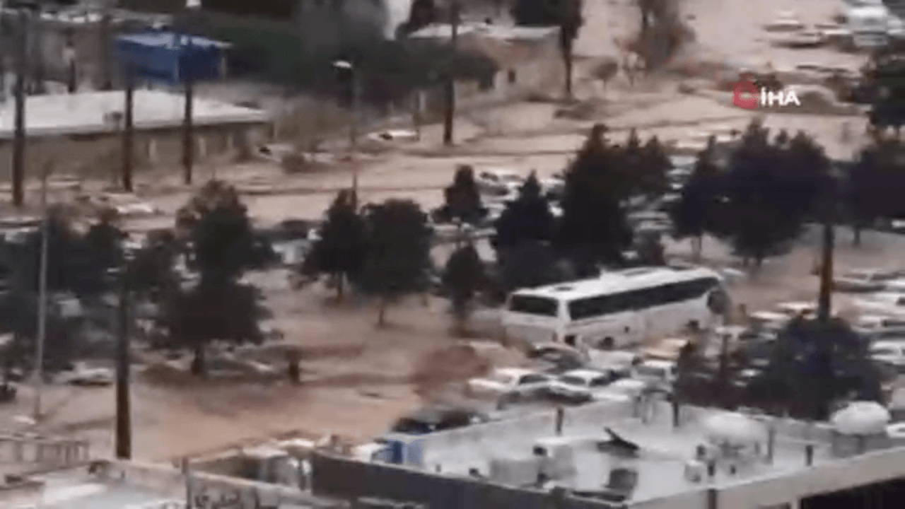 İran’ı sel vurdu: 11 ölü!