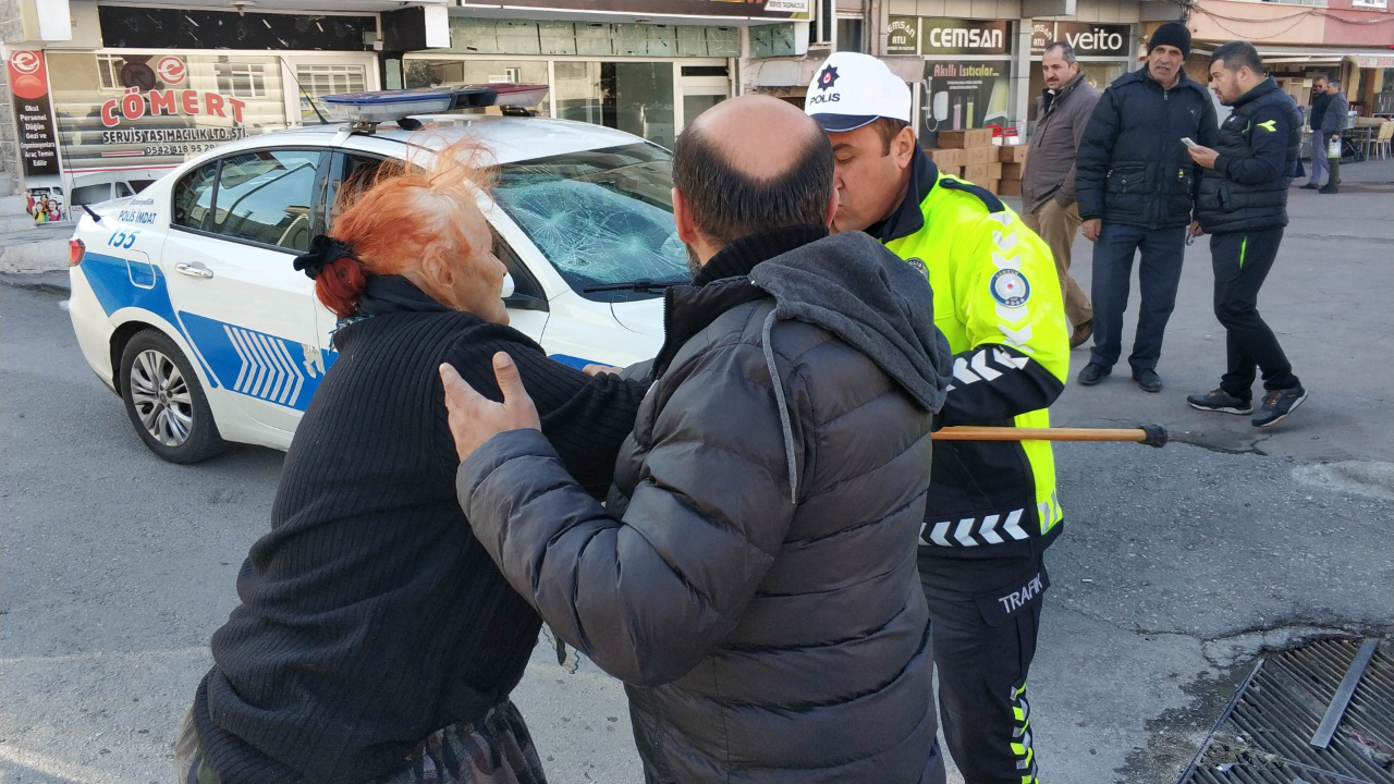 Sürücü polis aracının camını kırdı, annesi de bastonla polise saldırdı!