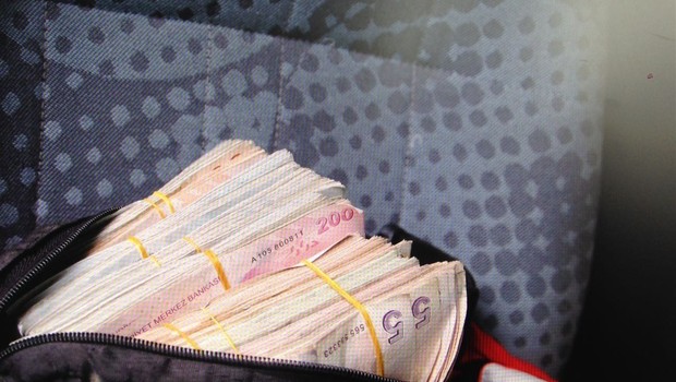 Onbinlerce lirayı ateşe verip yaktı