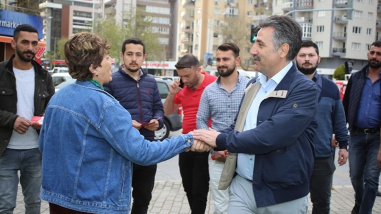İzmir'de Serdar Sandal’dan "Bayraklı Dayanışma Kart" projesi